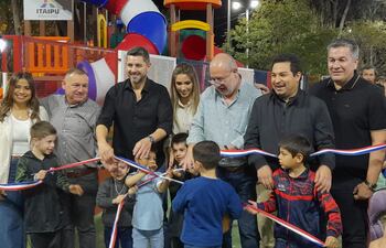 Justo Zacarías Irún inaugura la plaza Antonio Dos Santos, acompañado por el vicepresidente Pedro Alliana, el intendente de Pilar Fernando Ramírez y el gobernador de Ñeembucú , Víctor Hugo Fornerón.