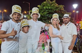 Familia que vino desde la ciudad de Luque a recibir el 2024 en Encarnación.