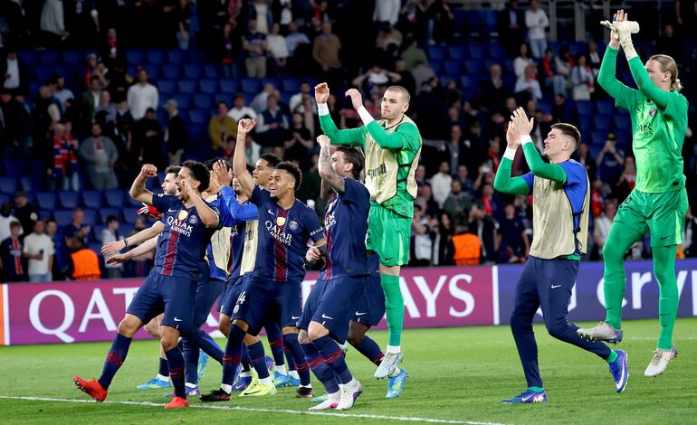 Los jugadores del PSG celebran con su público en casa el triunfo en la ida de los cuartos de final de la Liga de Campeones de Europa sobre el Liverpool por 2-0.