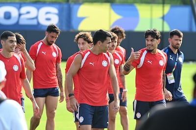 Rostros de optimismo, en el campamento de la selección paraguaya. Conversación entre Gustavo Gómez y Junior Alonso más atrás Miguel Almirón, Gabriel Ávalos, Matías Galarza, Maurício y José Canale.