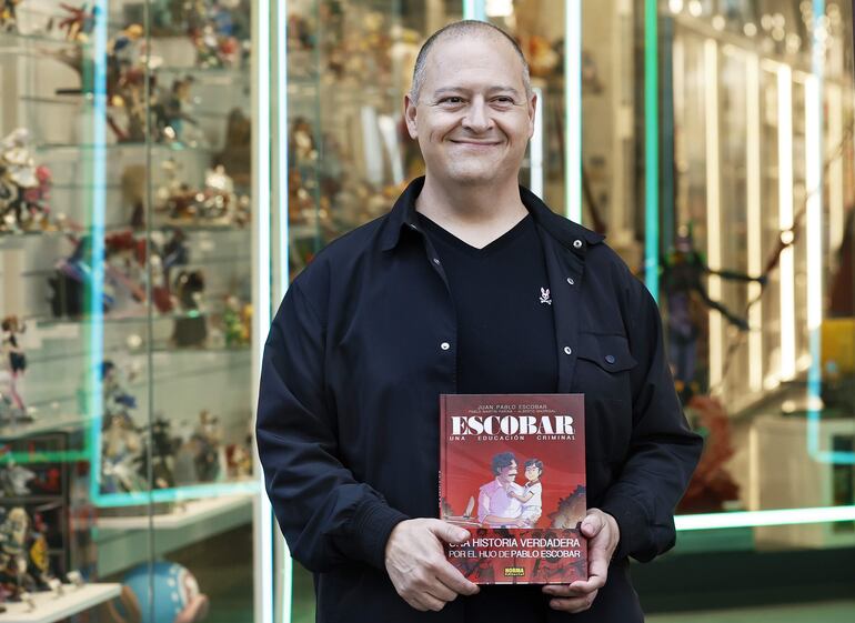 El arquitecto y escritor Juan Pablo Escobar, hijo del narcotraficante colombiano más poderoso del siglo XX, posa este miércoles en Barcelona durante la presentación de su obra 'Escobar: una educación criminal en la que narra en clave de cómic su infancia rodeada de sicarios de su padre que le hacían de niñeras.