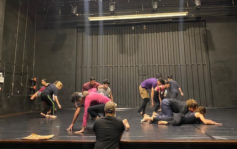 Los participantes de la residencia trabajaron con el artista español Jorge Albuerne para el montaje de esta puesta.