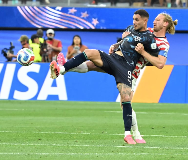 El paraguayo Antonio Sanabria intenta aguantar la marca del norteamericano Tim Ream en el juego debut de la Albirroja en Los Angeles
