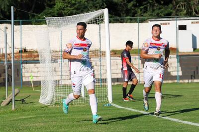 El goleador Dani Cáceres festeja uno de los dos tantos que marcó ayer en compañía de Francisco Montiel. (Foto: APF)