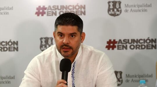 El intendente de Asunción, Óscar "Nenecho" Rodríguez, está de viaje por España y desde allí confirma que bonos se usaron para pagar prestación de servicios.