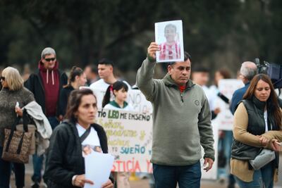 Familiares de victimas mortales por el uso de fentanilo asisten a una manifestación frente al Hospital Italiano de La Plata, en La Plata (Argentina).