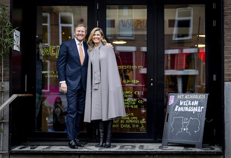 Guillermo Alejandro y Máxima de Holanda, felices el día de sus Bodas de Granito. (EFE/EPA/KOEN VAN WEEL)