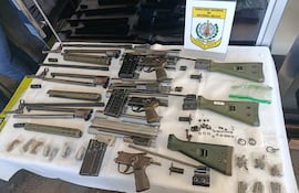 Los fusiles HK G3 incautados en el aeropuerto Silvio Pettirossi de Luque.