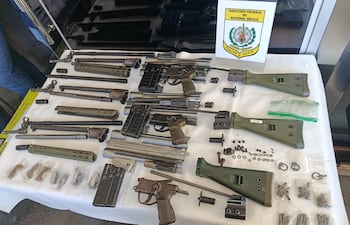Los fusiles HK G3 incautados en el aeropuerto Silvio Pettirossi de Luque.