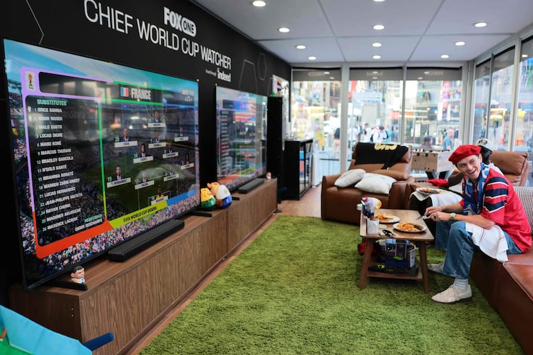 Austin Franklin y Kevin Akoto, los principales "Observadores del Mundial" de FOX, ven el partido de la Copa del Mundo entre Senegal y Francia en Times Square, el 16 de junio de 2026 en la ciudad de Nueva York.