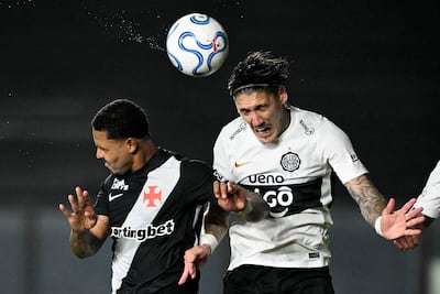 Duelo aéreo entre David Correa y Bryan Bentaberry, durante el partido celebrado este jueves en el estadio São Januario de Río de Janeiro.