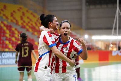Una de las mellis Andrea Lorena Brítez (26 años) abraza a Verónica Nair Vallejos (28) en la celebración contra Venezuela. @Conmebol