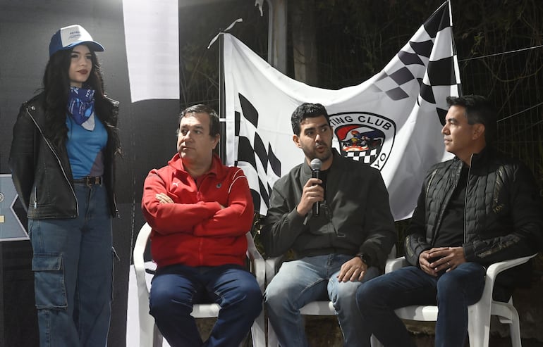 Jorge "Tico" Maune (centro), presidente del KCP, fue el encargado de abrir el lanzamiento oficial del torneo Clausura 2026.