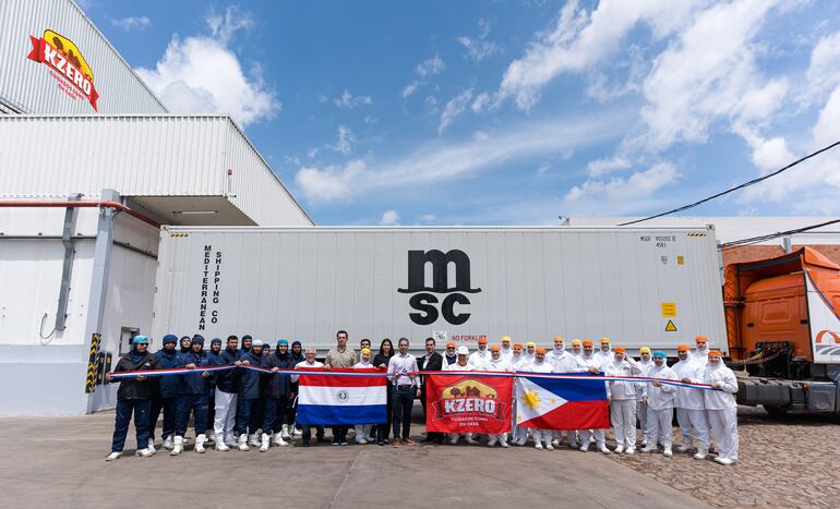 Directivos y colaboradores de KZERO celebran la hazaña lograda en la historia de la industria avícola nacional.