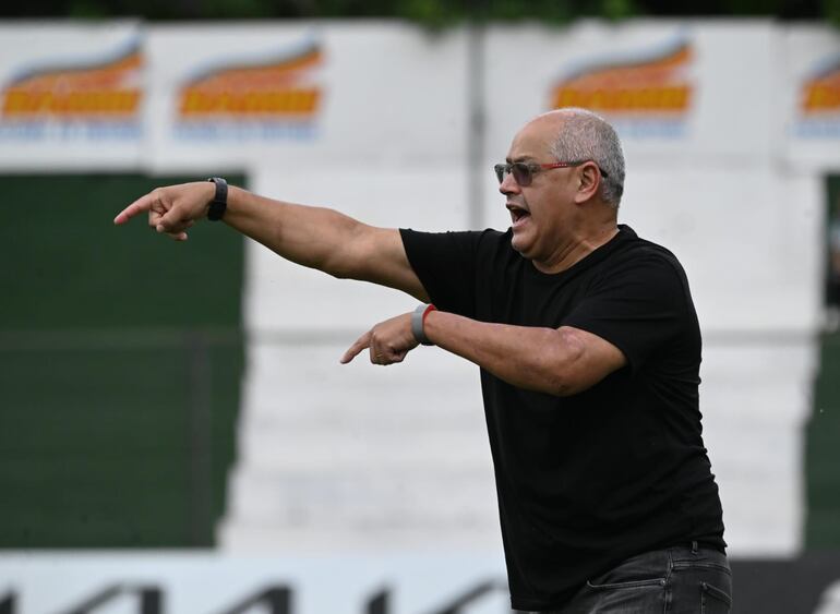 El ahora ex-entrenador de Libertad, Francisco "Chiqui" Arce dirigiendo su último partido al frente del equipo gumarelo, en el estadio La Arboleda.