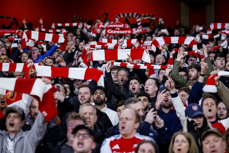 La afición del Arsenal no pudo gritar gol en casa, pero igual celebró la clasificación por el triunfo 1-0 en la ida.
