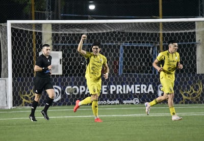 Renzo Martino celebra con la mano en alto el único tanto que se convirtió en Campo Grande, con el que Recoleta FC llegó al triunfo.