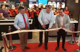 Ing. Luis Alberto Pettenggil Vacca, directivo del Paseo Guaraní, Miguel Brunotte, presidente de McDonald’s Paraguay, y Horacio Fernández, intendente de Itauguá.