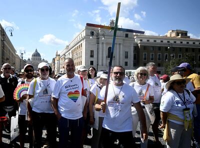 Los peregrinos marchan para pasar por la puerta santa de la basílica de San Pedro durante el jubileo LGTB, en el Vaticano.