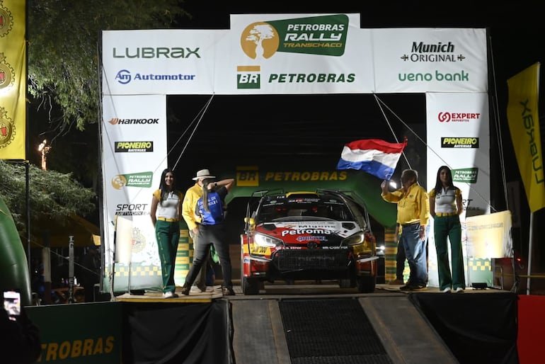 El Toyota GR Yaris Rally 2 de Gustavo Saba y Pablo Olmos en la rampa de Mariscal Estigarribia antes de partir hacia la primera especial de la Etapa 1 del Rally del Chaco 2026.