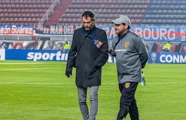 Jorge Osmar González Frutos (derecha) y Luis Antonio Vidal Velázquez, director técnico y presidente de Recoleta, respectivamente.