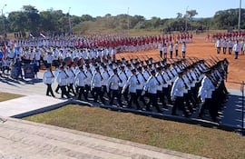 Desfile militar y estudiantil, durante el acto por el Día de los Héroes en el Parque Nacional Cerro Corá.
