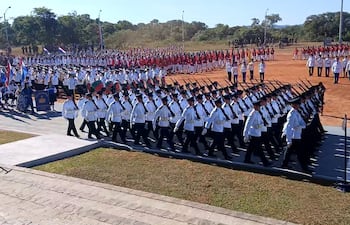 Desfile militar y estudiantil, durante el acto por el Día de los Héroes en el Parque Nacional Cerro Corá.