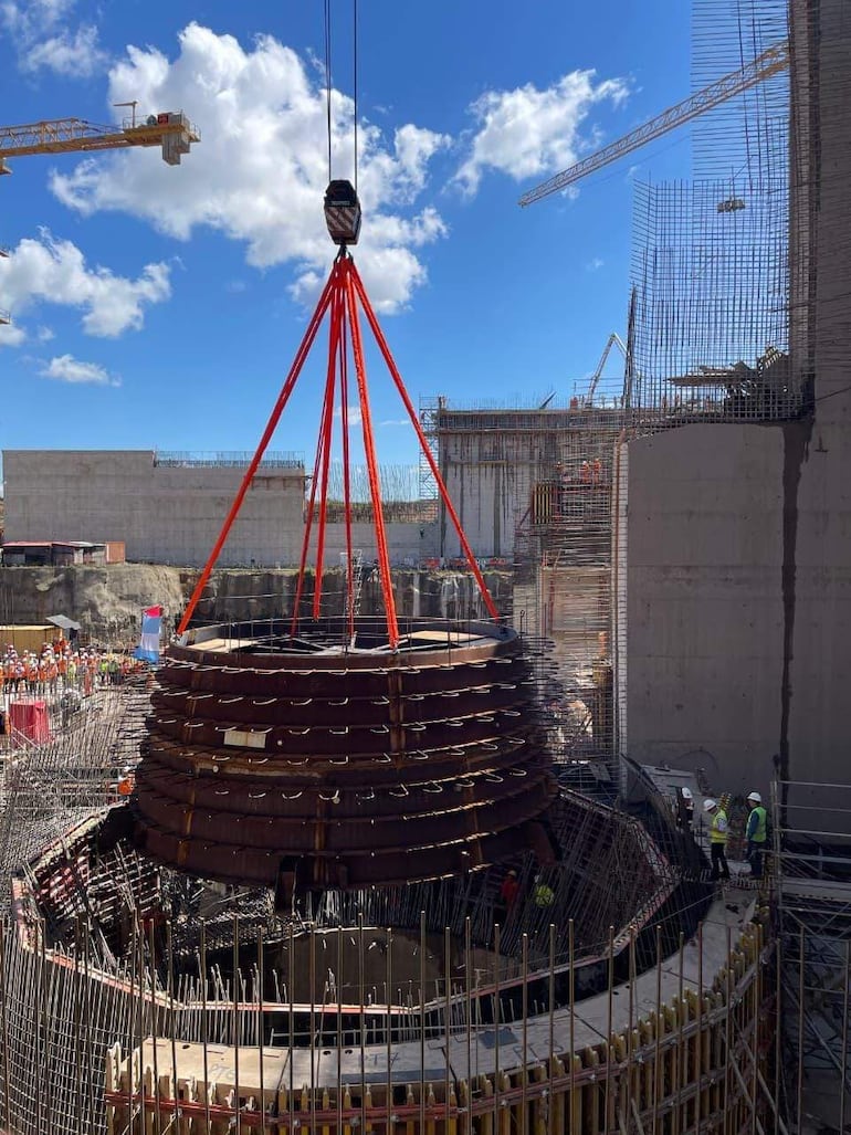 Yacyretá instaló la primera pieza electromecánica de la Unidad N ° 1 de Aña Cuá