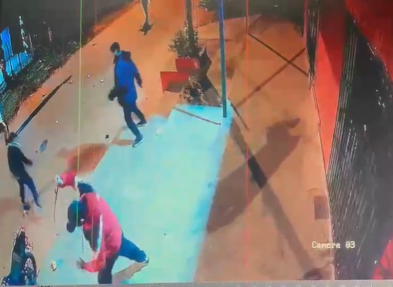 Miranda se dispone a dar el golpe mortal a su ocasional rival, en la fría madrugada del sábado, en una de las calles del barrio San Miguel de Guarambaré.