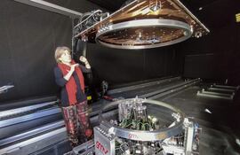 La directora de estrategia y desarrollo de negocio de Ciencia, Exploración y Transporte de GMV, Mariella Graziano, muestra un prototipo. La empresa española GMV Spain trabaja en su "laboratorio de robótica" en satélites capaces de encontrar, capturar y trasladar satélites en desuso para su eliminación y reducir así la basura que se acumula en el espacio.