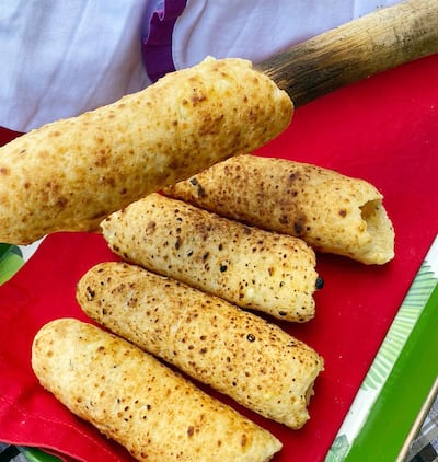 Chipá asador, caburé o kavure se cocina adherido a  un palo de madera.