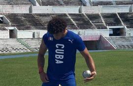 El atleta cubano Emanuel Ramírez Romero (21/3/2005) se lució en la pista de la SND con el lanzamiento de bala.