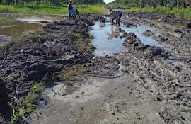 Pobladores desagotando caminos inundados.