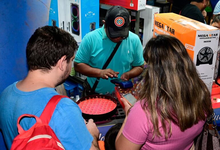 Los jugadores podían pagar por el juego con pos, que para cinco oportunidades de tirar los anillos costaba G. 20.000.