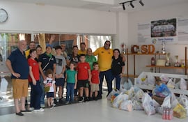 Momento exacto en el que los integrantes del CVAP entregaron todos los víveres que se juntaron.