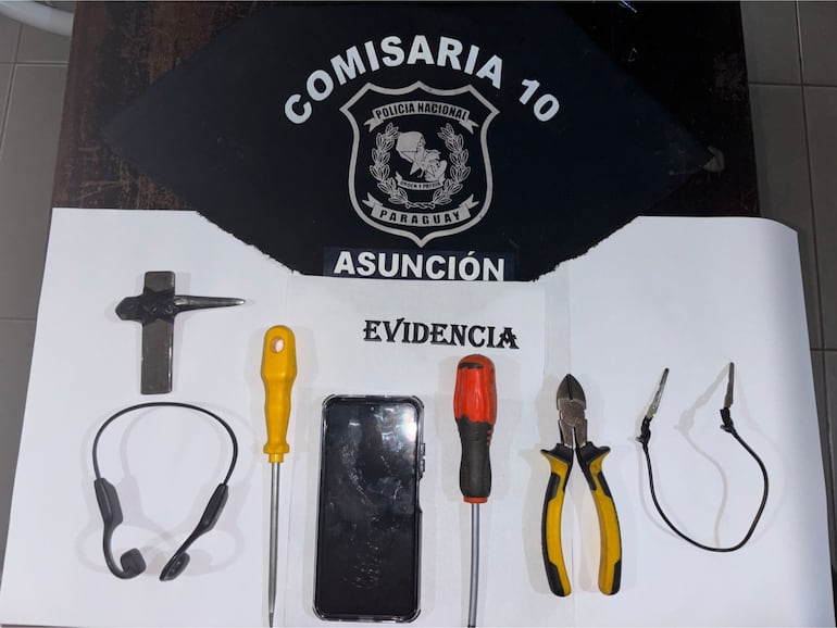 Algunas de las herramientas que fueron encontradas en poder del presunto larón de autos detenido.