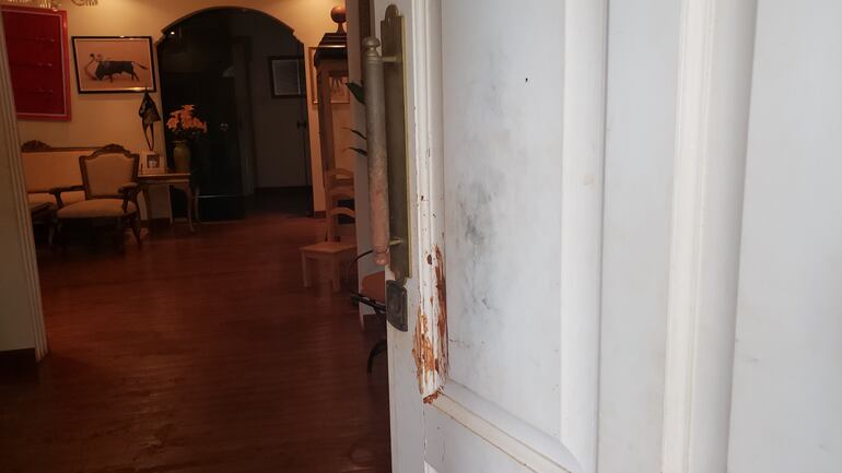 Los asaltantes abrieron a la fuerza la puerta de la vivienda.