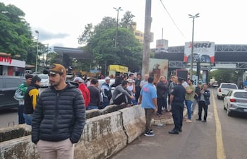 Un grupo de transportistas se agrupan cerca de la zona primaria, aguardando la culminación de la reunión.