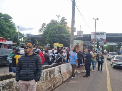 Un grupo de transportistas se agrupan cerca de la zona primaria, aguardando la culminación de la reunión.