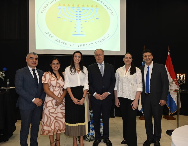 El embajador de Costa Rica Jeison Granados Sánchez, Viviana Campos, Talor Shamash, el embajador de Argentina Guillermo Nielsen, Keren Mekel y el embajador de Israel Amit Mekel.
