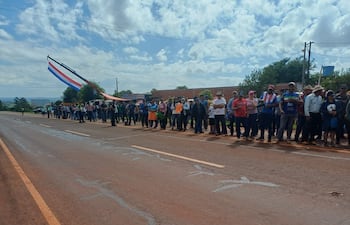 Manifestación y cierre de ruta PY06, de pobladores que exigen asfaltado de camino vecinal en Cruce Ayala, en Tomás Romero Pereira, Itapúa.