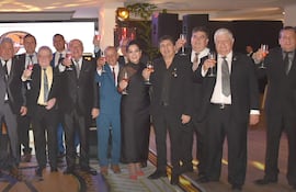 Miembros del Centro de Despachantes de Aduana del Paraguay brindan por los 101 años de su gremio.