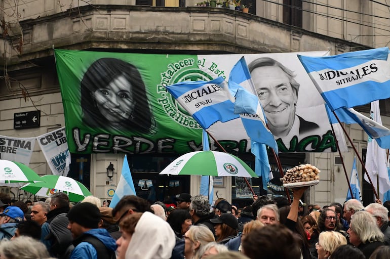 Personas se manifiestan frente a la casa de la expresidenta de Argentina Cristina Fernández de Kirchner al cumplirse un año de su condena por corrupción, hoy, en Buenos Aires (Argentina). 

