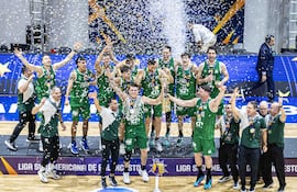 Los jugadores de Ferro celebran el título de campeón de la Liga Sudamericana de Básquetbol 2025 luego de superar a Regatas Corrientes en Asunción, Paraguay.