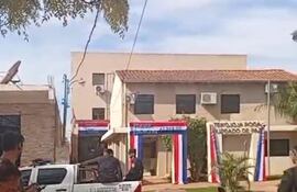 Familiares del comerciante Juan Ernesto Vargas, quien fue víctima de un asalto domiciliario el pasado 27 de enero, se manifiestan este viernes frente al Juzgado de Paz de Alberdi en repudio a la decisión del Tribunal de Apelación de Pilar, que revocó la prisión preventiva de los imputados.