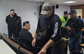 Miguel Ángel Servín, alias "Miguel Celular", es esposado para retirarse de la sala de juicios tras ser condenado a 4 años de cárcel por falsificar su título de abogado.