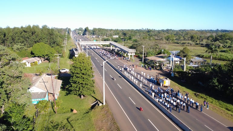 vdb Gran desfile estudiantil sobre la Ruta Py 02 que cruza por la ciudad de Nueva Londres.