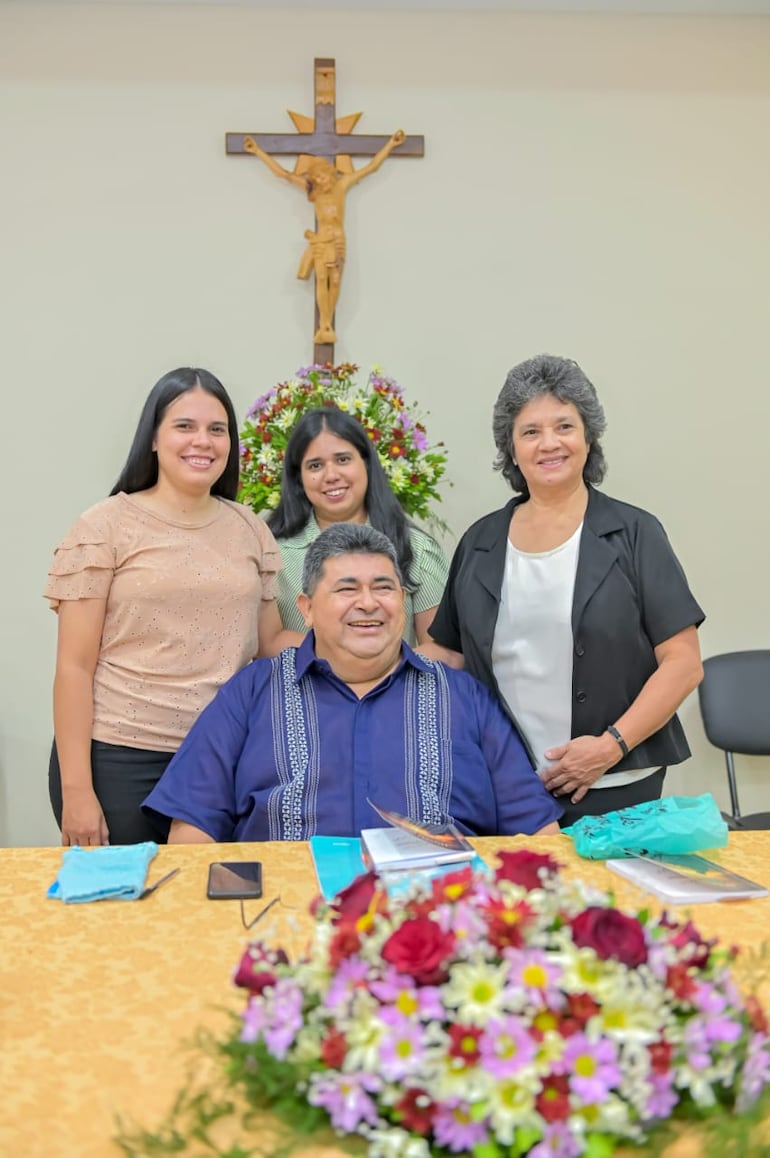 El escritor César Mendoza Caballero, acompañado de su esposa e hijas.