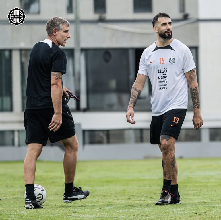 El técnico Martín Palermo y el atacante Lucas Pratto, en una sesión de entrenamiento en la Villa Olimpia, cuando ambos coincidieron en el franjeado.