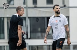 El técnico Martín Palermo y el atacante Lucas Pratto, en una sesión de entrenamiento en la Villa Olimpia, cuando ambos coincidieron en el franjeado.